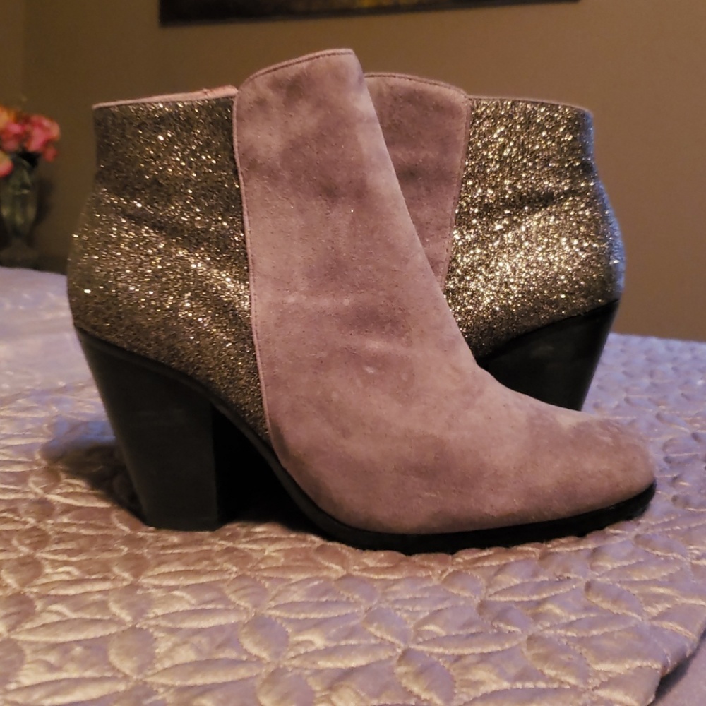 Vince Camuto Booties, taupe with gold glitter 6.5